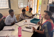 जिल्ह्याला अधिक डेटा-एंट्री ऑपरेटरची गरज भासत आहे कारण मतदारांची गर्दी वाढत आहे